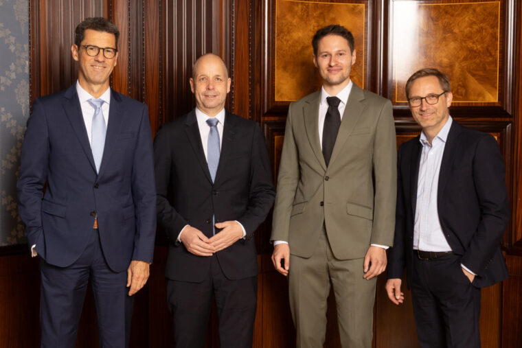 v.l.n.r. Holger Wern (Sprecher der Geschäftsführung bei IQAM Invest), Univ.-Prof. Dr. Holger Bonin (IHS-Direktor), Kevin Kurt, PhD (Head of Research & Development bei IQAM Invest) und Denis Friess (Leitung Institutionelles Fondsmanagement bei Deka Investment)
