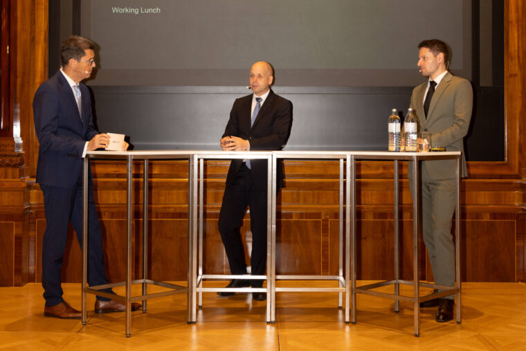 v.l.n.r. Holger Wern (Sprecher der Geschäftsführung bei IQAM Invest), Univ.-Prof. Dr. Holger Bonin (IHS-Direktor), Kevin Kurt, PhD (Head of Research & Development bei IQAM Invest) und Denis Friess (Leitung Institutionelles Fondsmanagement bei Deka Investment)